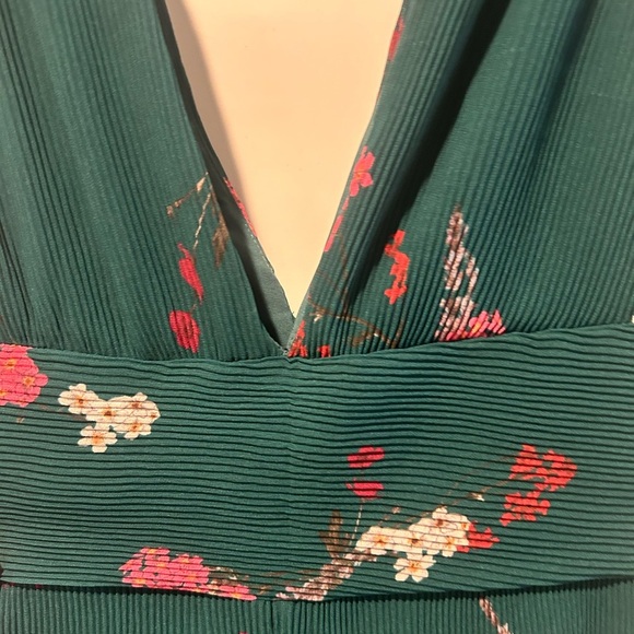 NWT Women’s Size Small Green Floral Plunge Neck jumpsuit - Picture 6 of 13